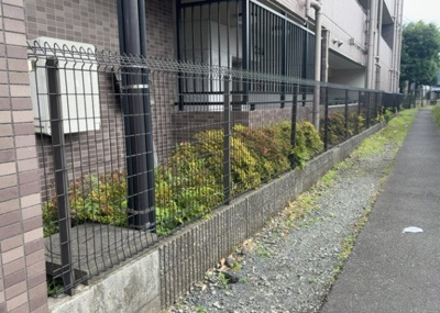 【庭】 | ドラゴンマンション上溝弐番館 | 物件によっては、入居者が個人的に使用できる専用庭がついているものもあります。また、住宅の中にある土間の部分を庭と呼ぶこともあります。庭の用途は住む人によって変わり、それによってデザインもさまざまです。