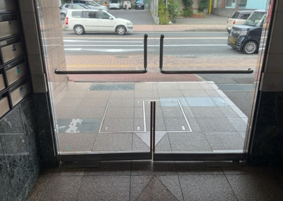 【その他共用部分】 | ドラゴンマンション上溝弐番館 | 共用部分は、一棟の建物に住む区分所有者全員が共同で所有するとし、共用部分の管理、補修などは、区分所有者で形成される管理組合が行います。個人の判断で勝手に変更することはできませんので覚えておきましょう。