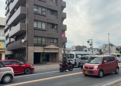 【外観】 | ドラゴンマンション上溝弐番館 | 隣家の土地はどうなっているのか、生活利便施設が近くにあるのか、学校まで近いかなど、お客様のライフスタイルにあわせたイメージが重要です。また、近くにあると困る施設が近くにないかも確認するといいでしょう。