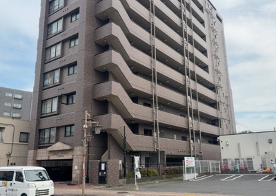 【構造・工法・仕様】 | ドラゴンマンション上溝弐番館 | ＳＲＣ造は強度や耐震性の面でもRC造と比べて優れています。そのため、10階建以上の高層または超高層マンションなどの建築にも多く採用されています。柱や梁などのサイズが小さくても高い耐震性を確保できます。