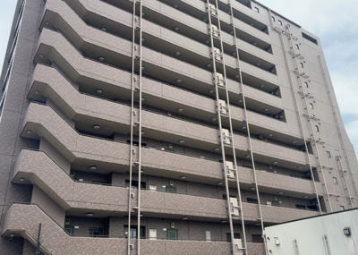 【玄関】 | ドラゴンマンション上溝弐番館 | 玄関は家の顔でもあり、家族以外の目にも止まる場所です。玄関は外との間を仕切る扉、靴などをしまっておく収納スペース、靴脱ぎのたたきスペース、来客とのやり取りをするドアホンなど複数のアイテムからなります。