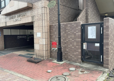 【内装】 | ドラゴンマンション上溝弐番館 | 共有部分は、住民なら誰もが使える設備のこと。例えば駐車場やエレベーター、インターネット設備、セキュリティ設備などがあります。他にも、マンションの廊下・外部階段やエントランス・ゴミ置き場などがあります。