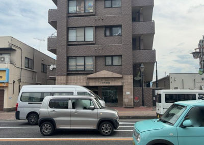 【外観】 | ドラゴンマンション上溝弐番館 | 外観はマンション管理がされているかの目安になります。築年数が古いと、壁面は劣化してひび割れが生じることも！建物が古びていても細かいところが修繕されていると、きちんと管理されているなぁと感じるでしょう。