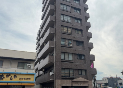 【バルコニー】 | ドラゴンマンション上溝弐番館 | 一般的なバルコニーは、奥行1.5ｍ程ですが、ワイルドバルコニーは2ｍまで広がっています。そのため洗濯物の間隔をあけ干すことができ、乾きやすいというメリットや、ガーデニングが楽しめる等の特徴があります。