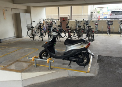 【駐車場】 | ドラゴンマンション上溝弐番館 | 車一台あたりに必要なスペースは、標準サイズの普通自動車で横幅2m50cm、長さ5mは必要になります。ただし、乗降のことも考慮して横幅3m30cm、長さ5m50cmほどは確保できるところを選びましょう。