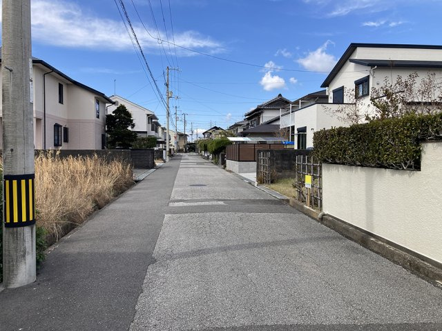 「南向き4LDK」香南市野市町みどり野5　新築一戸建ての前面道路含む現地写真|閑静な住宅街です。前面道路幅が広いので駐車がしやすいです◎