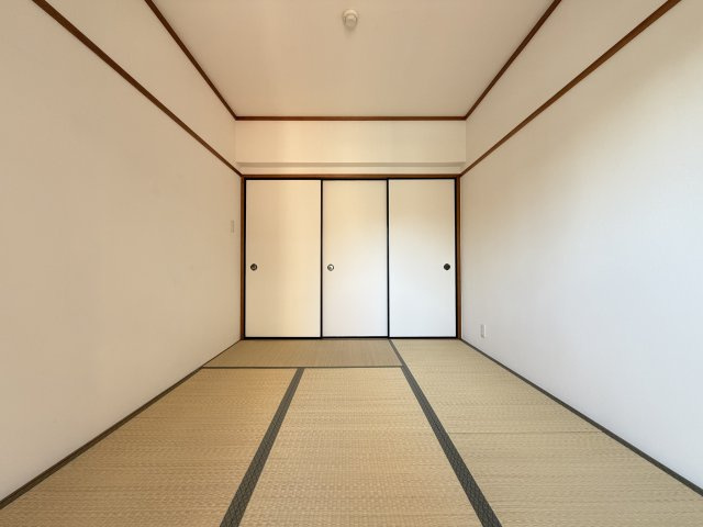 三旺マンション香流の和室|和室は、リビングのすぐ隣の場所なので、お子様の遊び部屋・お昼寝スペースとして使うのもオススメです♪