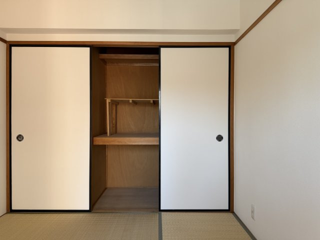 三旺マンション香流の収納|天袋・上段・下段と分かれており、奥行きもしっかりあるため、収納力の高さが魅力。季節モノや来客用のお布団など、お子様のおもちゃなど収納でき、お部屋にスペースを生まれます。引違い戸でデッドスペースなし！
