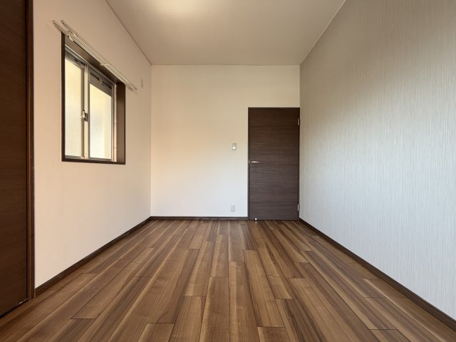 三旺マンション香流の洋室|落ち着いたトーンで統一された、居心地の良い洋室。主寝室としてはもちろん、お子様のお部屋やゲストルームなど、用途を選ばずフレキシブルにご活用いただける使い勝手の良いスタンダードなお部屋です。
