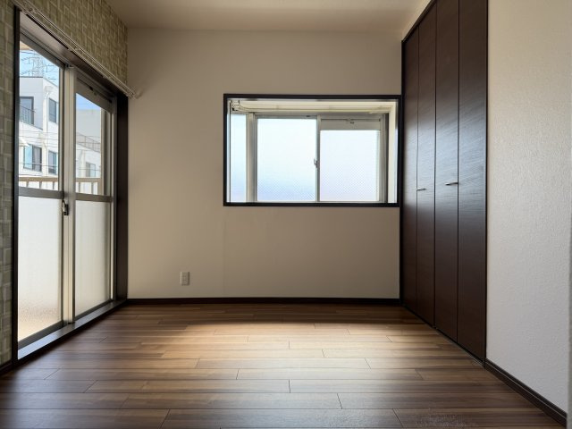 三旺マンション香流の洋室|テレワークや趣味の部屋としても使い勝手の良い洋室。収納力に優れたクローゼットを備えており、お部屋をすっきり広くお使いいただけます。ライフスタイルの変化にも柔軟に対応できる空間です。
