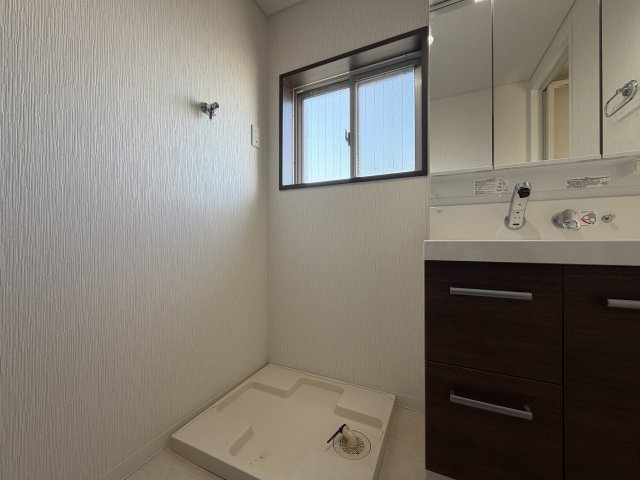 三旺マンション香流のランドリースペース|ゆとりのある洗濯置き場は洗濯機のサイズを気にせずに置いて頂けます♪防水パンもしっかり設備されているので水漏れの心配もありません。