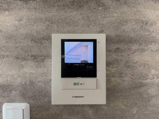 三旺マンション香流のセキュリティ|大きなモニター付きのインターホンのおかげで玄関まで行かずに訪問者の顔を確認できるので安心してお過ごしできます。留守中の来客も録画機能のおかげで帰ってから確認できます。