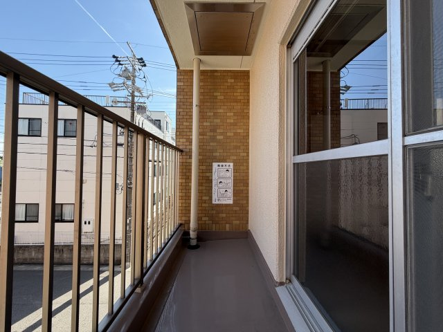 三旺マンション香流のバルコニー|陽当りの良いバルコニーは、物干しセットを追加すれば、一度にたくさんのお洗濯物が干せるのが魅力！バルコニーは洗濯物を干すだけの場所じゃなく、家族のゆとりのある時間を演出するプライベート空間。
