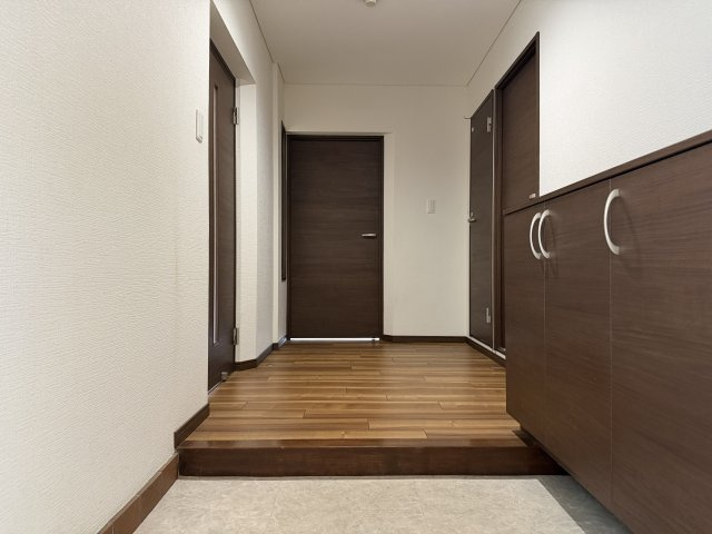 三旺マンション香流の玄関|「行ってきます」「おかえりなさい」の言葉が響き渡る、家族を優しく迎えるエントランス。自然光が差し込む明るい空間で、訪れるゲストにも好印象を与える、自慢の我が家の顔になります。
