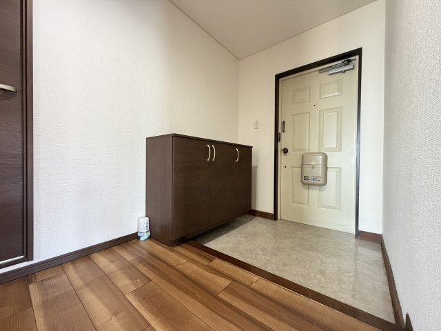 三旺マンション香流の玄関|スタンダードで使いやすい、落ち着いた雰囲気の玄関スペース。十分な収納力を備えており、ご家族全員の靴をしっかり整理できます。毎日出入りする場所だからこそ、使いやすさと清潔感を大切にしました。
