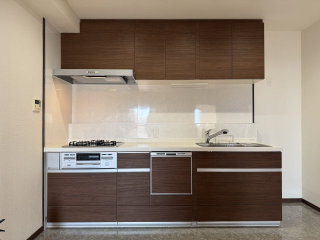 三旺マンション香流のキッチン|毎日の家事を効率化する、機能性重視のシステムキッチン。豊富な収納力で調理器具もすっきり。お手入れしやすいワークトップやシンクで食後の片付けも時短になり、ご自身のゆとり時間が増えます。
