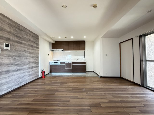 三旺マンション香流のキッチン|お料理のしやすいゆとりのある作業スペースを確保したキッチン。使い勝手の良い収納や、お手入れが簡単な素材を採用しており、毎日の調理を快適にサポートします。どんな空間にも馴染むデザインです。
