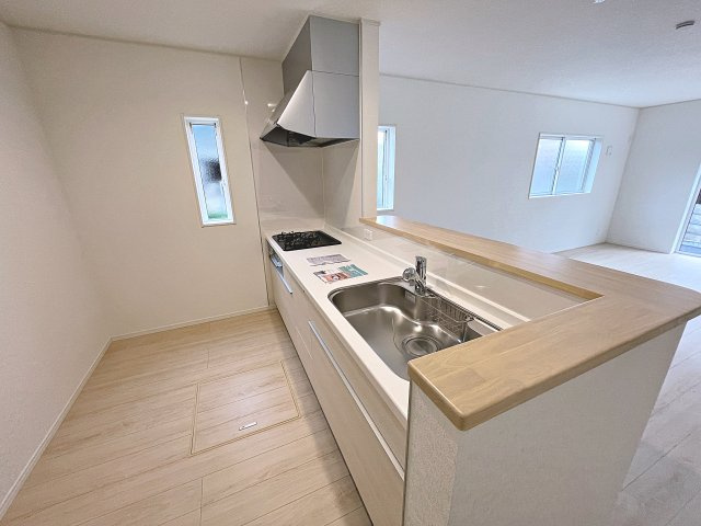 新築戸建・新築建売　郡山市富田町第22　大島小・第六中のキッチン|カウンター越しに会話が弾み、家族とのつながりを感じられる対面キッチンです！