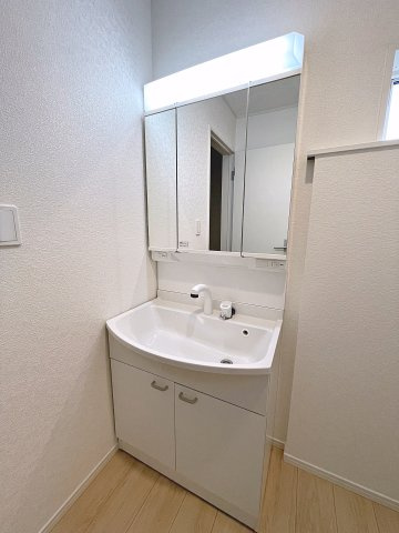 新築戸建・新築建売　郡山市富田町第22　大島小・第六中の独立洗面台|三面鏡洗面台で朝の身支度もしやすい＆収納力も◎洗面台に物を置かずすっきり清潔に保つことができます！