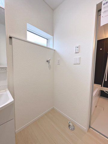新築戸建・新築建売　郡山市富田町第22　大島小・第六中の洗面所|洗濯機置き場　小窓があり明るいスペースです！