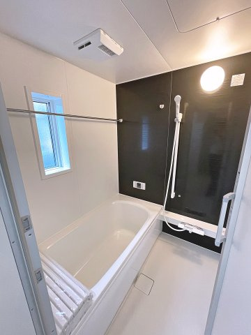 新築戸建・新築建売　郡山市富田町第22　大島小・第六中の浴室|浴室には小窓がついており簡単に換気が可能！一日の疲れを癒してくれるお風呂空間！