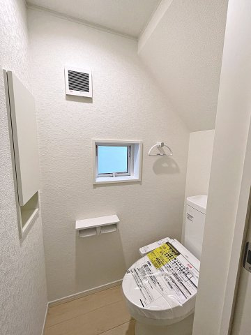 新築戸建・新築建売　郡山市富田町第22　大島小・第六中のトイレ|白を基調としており小窓で換気ができるので清潔感のある空間。ペーパーホルダーが2つあるのも便利です！