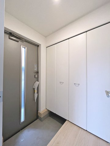 新築戸建・新築建売　郡山市富田町第22　大島小・第六中の玄関|大容量のシューズボックスがあり収納豊富な玄関スペース。玄関ドアから日差しが入り明るいです！