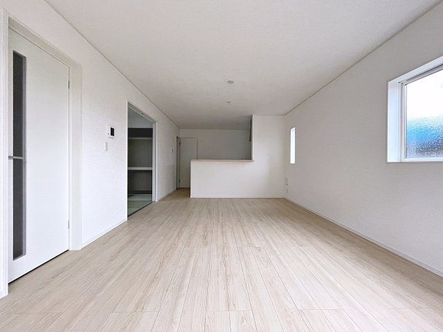 新築戸建・新築建売　郡山市富田町第22　大島小・第六中の居間・リビング|18帖の開放的なLDKは隣の和室と合わせると22帖で更に空間が広くなります！