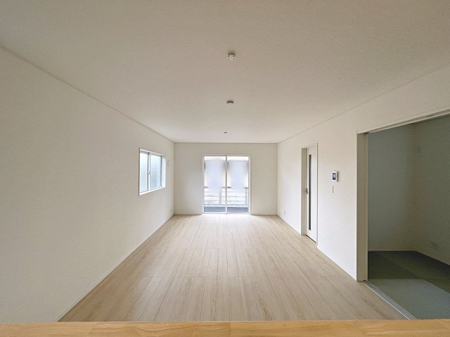 新築戸建・新築建売　郡山市富田町第22　大島小・第六中の居間・リビング|南側の大きな窓から日差しが入り明るいリビングはご家族皆さんの憩いの場です！