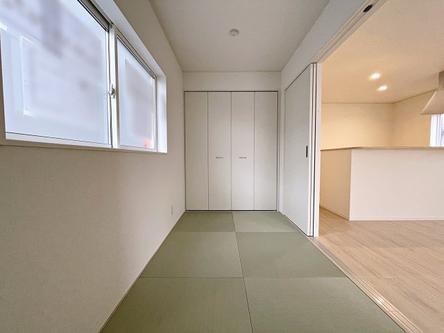新築戸建・新築建売　郡山市富田町第22　大島小・第六中の和室|畳のぬくもりが心地いい和室。リビングから見守ることができ、お子様のお昼寝や遊び場に最適です！