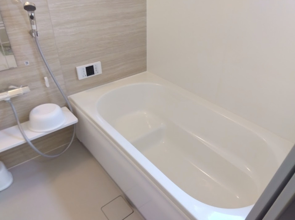 売中古戸建　三島市大場の浴室|清潔感あふれるモダンなバスル－ムです。アクセントパネルがおしゃれな空間を演出しています。便利な給湯リモコン付きで、毎日の疲れを癒す快適なバスタイムを過ごせます。