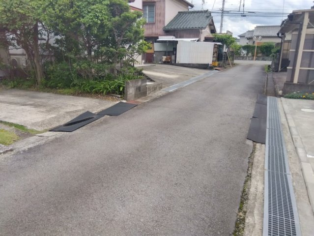 売中古戸建　三島市大場の前面道路含む現地写真|物件の前面道路は平坦で、車の出し入れや日々の移動がスム－ズに行える環境です。静かで落ち着いた住宅街に位置しており、小さなお子様がいるご家庭も安心して暮らせます。