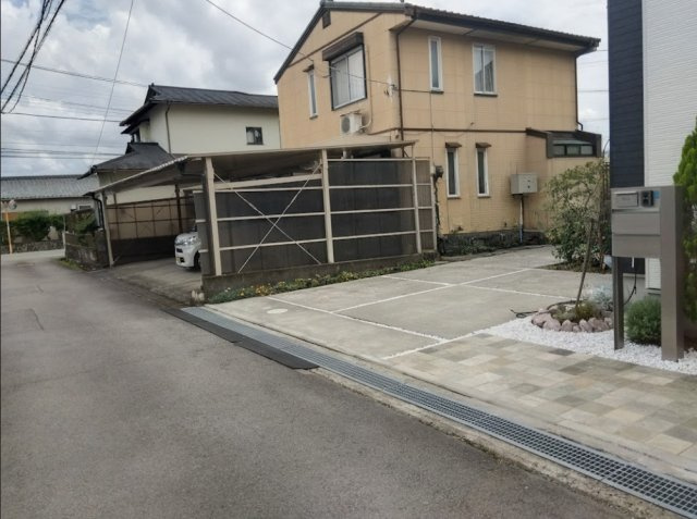 売中古戸建　三島市大場の駐車場|敷地内に３台駐輪可能なゆとりあるカースペ－スを完備しています。前面道路との高低差がなく、広々としているため日々の駐車もスムーズです。
