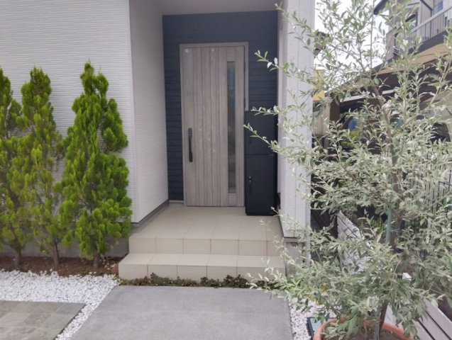 売中古戸建　三島市大場の玄関|植栽に囲まれた美しい玄関アプローチです。落ち着きと品格を感じるお住まいです。