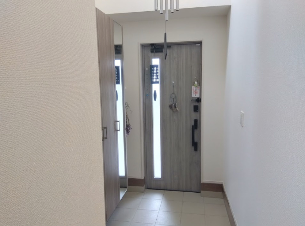 売中古戸建　三島市大場の玄関|吹抜けのある明るい玄関が開放感を演出しています。窓から自然光が差し込む、清潔感あふれる空間です。