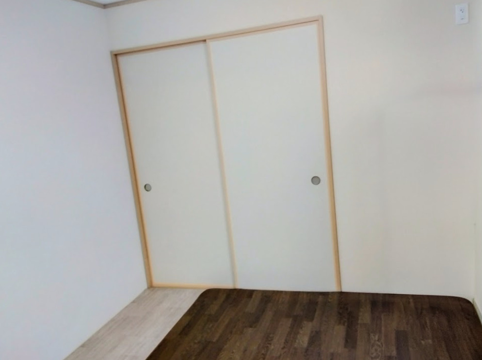 売中古戸建　三島市大場の収納|明るい白を基調としたお部屋です。木目調のクッションフロアが温かみをプラスしています。大型の襖付き収納が完備されており、お部屋をすっきりと広く使うことができます。