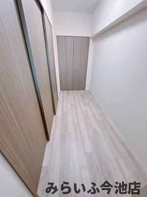 【洋室】 | プレサンス今池駅前フェルディノ | ４帖洋室の扉を閉めた様子