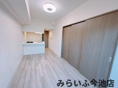 【居間・リビング】 | プレサンス今池駅前フェルディノ | 9.5帖と洋室の扉を閉めた様子