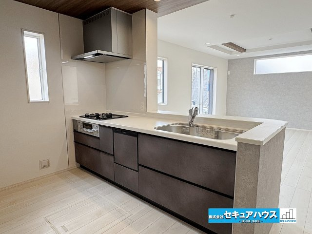 【本日ご案内可能】日進市三本木町廻間　全1棟のキッチン|【キッチン】
◆同時にたくさんの料理が調理できる3口コンロ。「焼く・蒸す・煮る」の工程を同時進行で進めることができるので、料理を素早く作ることができます。
◆食洗機付きで洗い物の時短に繋がります。　　