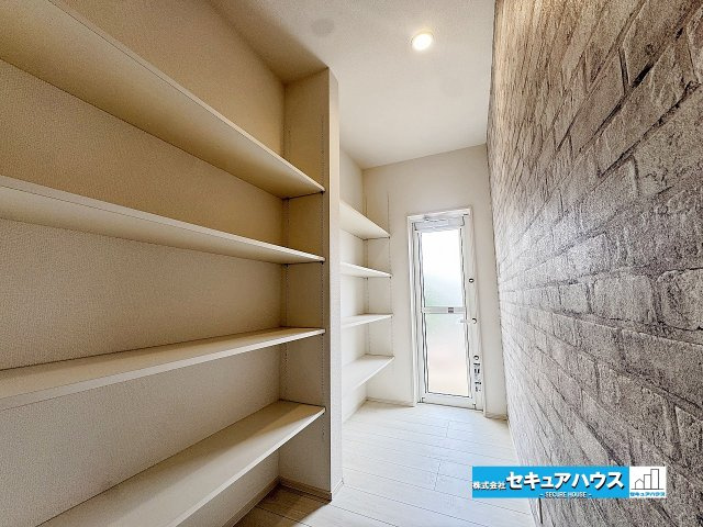 【本日ご案内可能】日進市三本木町廻間　全1棟の収納|【パントリー】
◆キッチン裏には大容量の収納スペースがあり、可動棚となっているため高さ調整可能です。
◆勝手口付きのため車から荷物を下ろすのにも便利な動線です。キャンプ用品などもすっきりと片付きます。