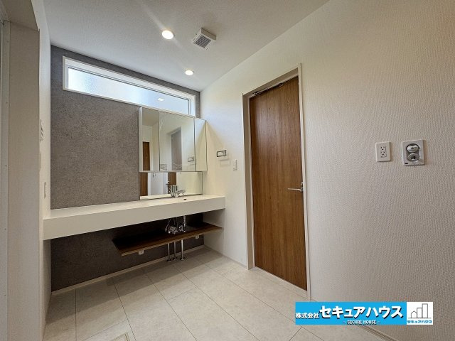 【本日ご案内可能】日進市三本木町廻間　全1棟の独立洗面台|【洗面台】
◆鏡の裏にはたっぷりと収納スペースを標準装備！
◆見せる収納で自分好みにアレンジできるオープンサニタリーを採用！お洒落な洗面化粧台が魅力です♪　　　　　　　　　　　　　　　　　　　　　　　