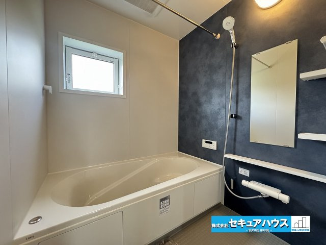 【本日ご案内可能】日進市三本木町廻間　全1棟の浴室|【浴室】
◆アクセントパネルで落ち着きのある雰囲気を演出します。毎日の疲れを癒やすバスタイムをお楽しみ下さい！
◆窓付きで、カビの繁殖を抑える効果があります。
◆追い炊き機能を備えたオートバスです。　