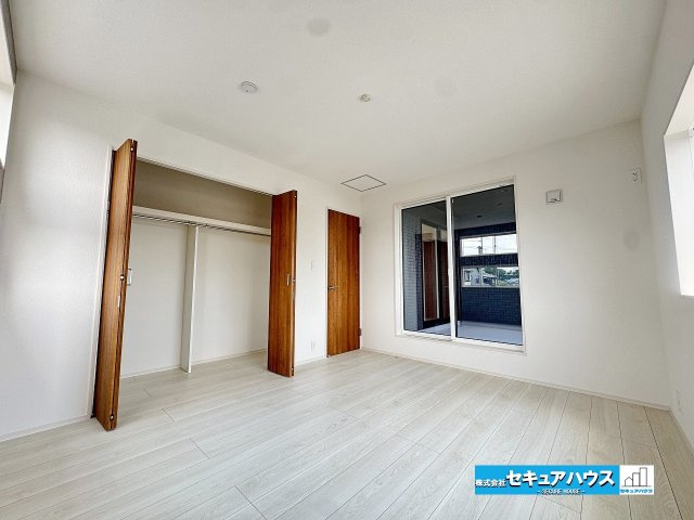 【本日ご案内可能】日進市三本木町廻間　全1棟の洋室|【洋室7帖】
◆広々とした居住空間は日々の暮らしを彩り、心のやすらぎと満足感を与えてくれます。通風と採光を考慮した設計は子供たちはのびのび育ち、家族でくつろぎと団らんを生み出します。　　　　　　　　