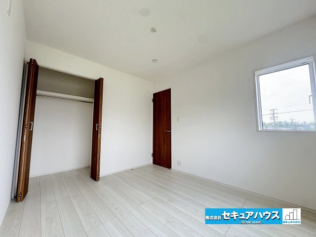 【本日ご案内可能】日進市三本木町廻間　全1棟の洋室|【洋室5.25帖】
◆家族一人ひとりの大切なプライベート空間。趣味に合わせて使って頂けるようシンプルに仕上げてあります。暮らし心地を大きく左右する収納を、適材適所に配置し使い勝手を考慮しました。　　　