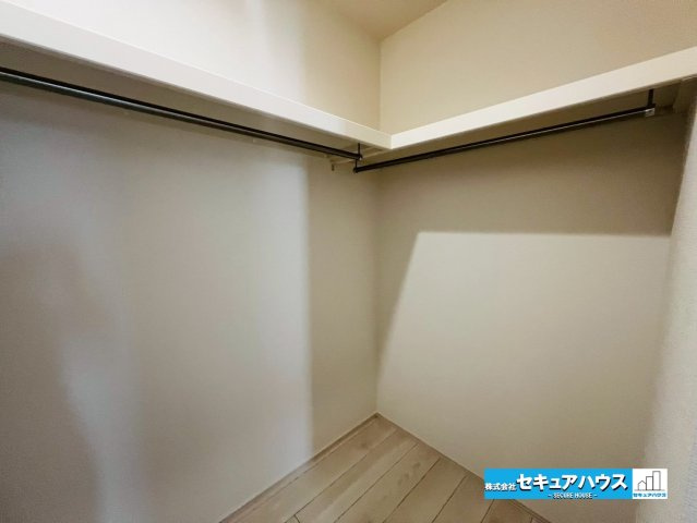 【本日ご案内可能】日進市三本木町廻間　全1棟の収納|【1階ファミリークローゼット】
◆1階廊下にございます。冬場のコートや、キャリーバッグ、ゴルフバッグ等大きなお荷物を家族みんなで使える収納スペースに置くことができるため便利な収納スペースです。　　　　