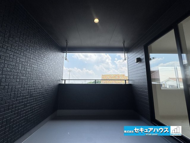 【本日ご案内可能】日進市三本木町廻間　全1棟のバルコニー|【バルコニー】
◆見晴らしもよく、太陽の温かな温もりをめいっぱい受け止めてくれます。
太陽の光と爽やかな風を受けたお洗濯物はあっという間に乾きます。
◆急な天候の変化にも安心なインナーバルコニーです。