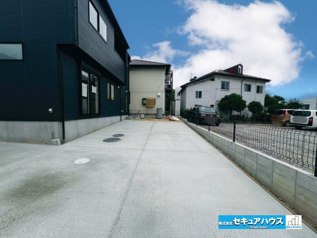 【本日ご案内可能】日進市三本木町廻間　全1棟の駐車場|【駐車場】
◆4台駐車可能なため、来客時にも大活躍です♪
◆駐車場から繋がる勝手口を開ければキッチン裏のパントリースペースに荷物を入れられるため買い物後も便利な動線です♪　　　　　　　　　　　　　　　