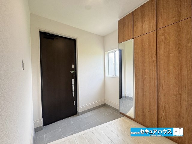 【本日ご案内可能】日進市三本木町廻間　全1棟の玄関|【玄関】
◆採光・通風にも配慮された設計で毎日明るい空間をキープします♪
◆大容量のシューズボックス付きで玄関周りがすっきり片付きます。
◆全身鏡付きのため、身だしなみを確認してからお出かけできます。