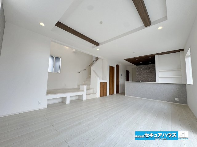 【本日ご案内可能】日進市三本木町廻間　全1棟の居間・リビング|【LDK21.875帖】
◆収納付きのリビングのため、掃除機や日用品のストックなどを収納できます。
◆マルチスキップ×吹抜付きで広々とした開放感のあるリビング空間です。
◆南向きで陽当たり良好です♪　