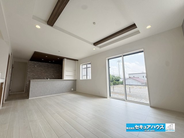 【本日ご案内可能】日進市三本木町廻間　全1棟の居間・リビング|【LDK21.875帖】
◆通学から帰宅し、リビングルームで会話を楽しむ子ども達。リビングから臨む景色は太陽色に染まり、解放感溢れゆったりとしたひと時を過ごすことが出来る素敵な空間です。　　　　　　　